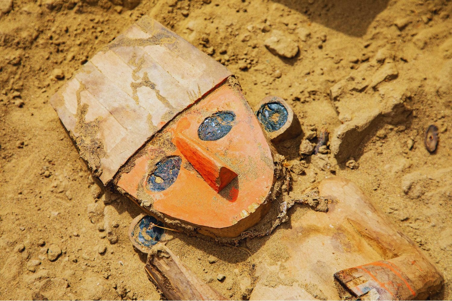 Los arqueólogos excavaban uno de los templos más antiguos de Chan Chan y terminaron encontrando algo extremadamente raro en Sudamérica: una figura de madera prehispánica casi intacta después de siglos enterrada