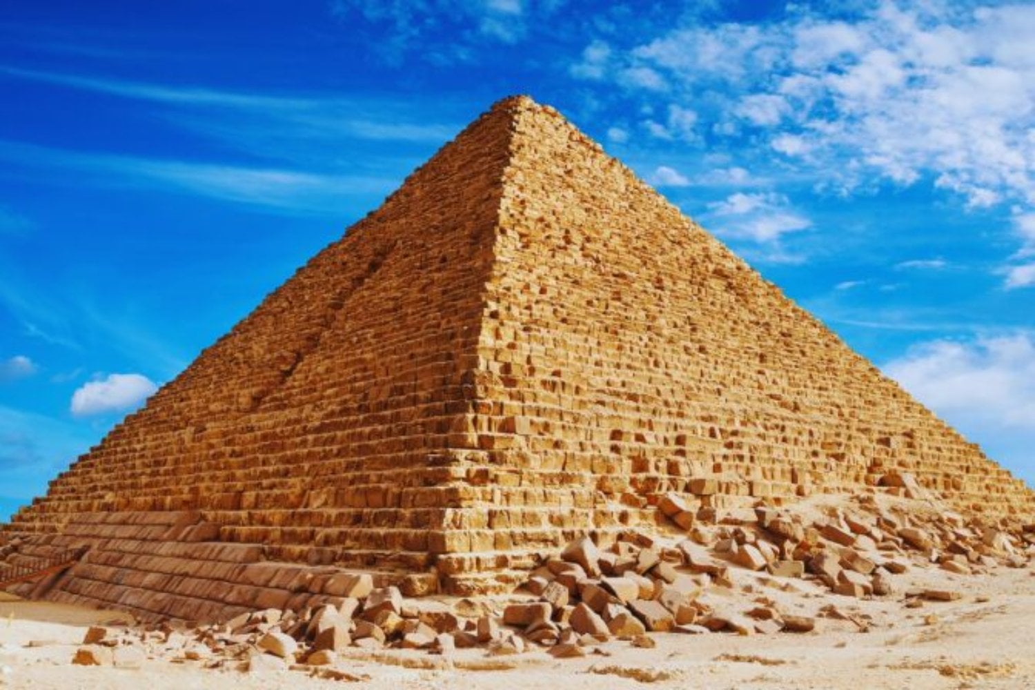 La Gran Pirámide de Guiza lleva más de 4.500 años sobreviviendo a terremotos que destruyeron maravillas enteras. Ahora la ciencia cree haber descubierto el secreto físico que la mantiene en pie