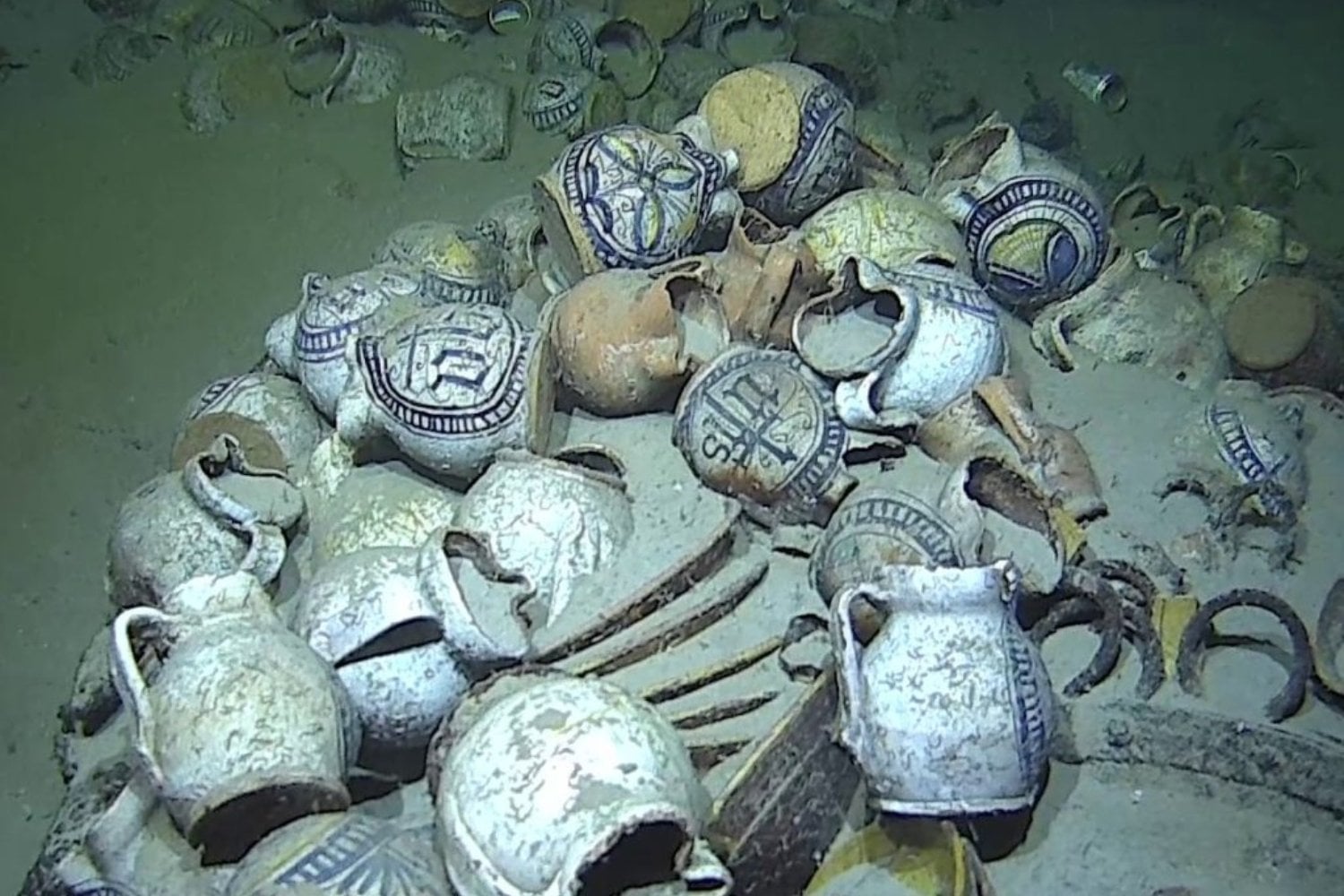 Francia acaba de encontrar a 2.500 metros de profundidad un barco desaparecido hace casi 500 años. Su cargamento sigue intacto y los arqueólogos lo describen como una cápsula del tiempo del Mediterráneo renacentista