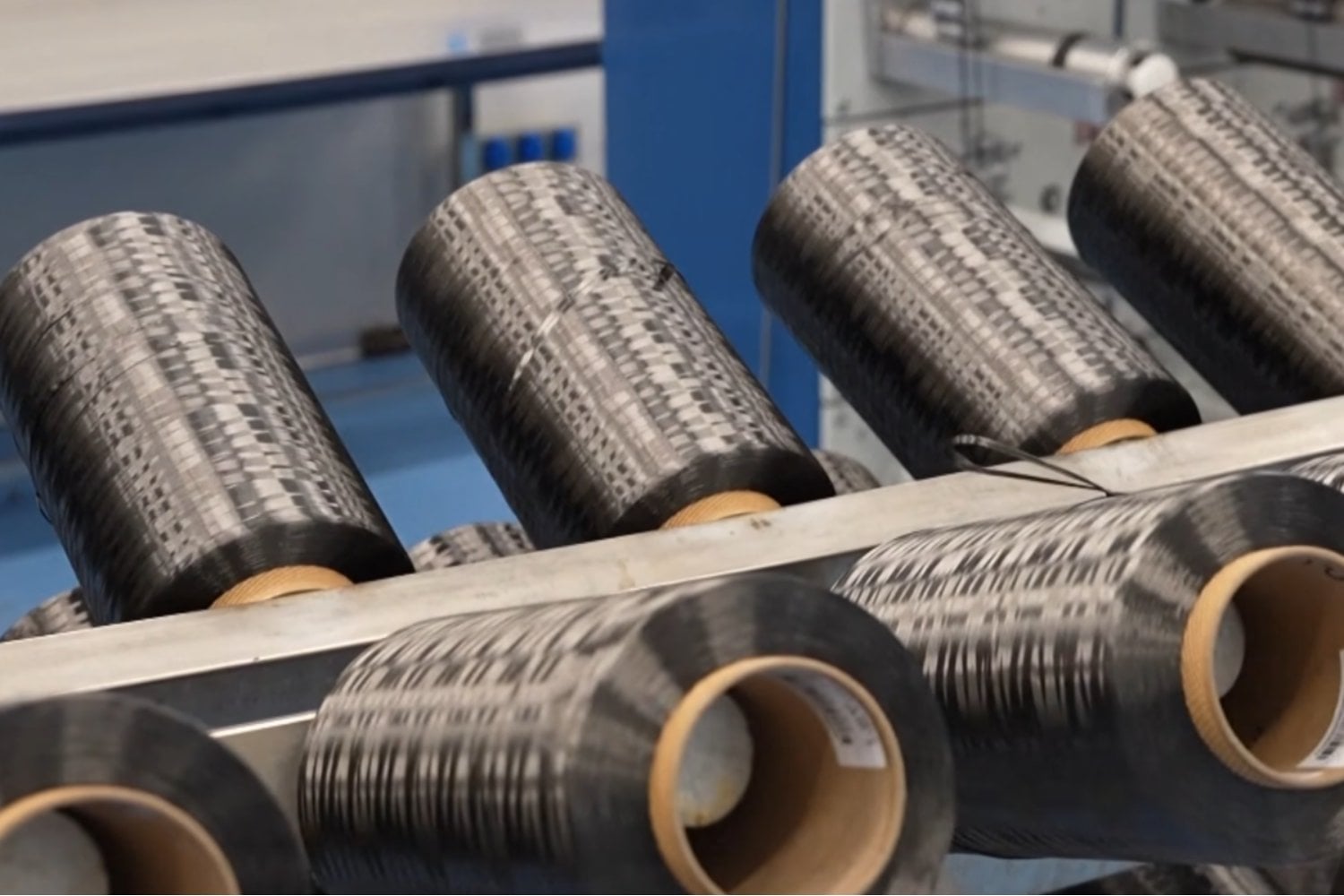 China ya produce en masa una fibra de carbono tan resistente que un cable de apenas 2 milímetros puede arrastrar un autobús. El avance amenaza con cambiar la relación de poder frente al acero y los materiales occidentales