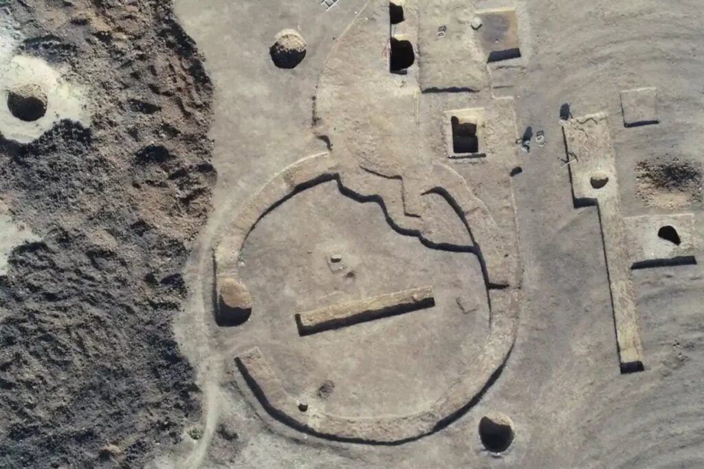 Arqueólogos excavaban una mina de carbón en Hungría cuando apareció un gigantesco círculo de la Edad del Bronce. El hallazgo incluye cientos de tumbas, joyas de oro y una estructura que nadie consigue explicar