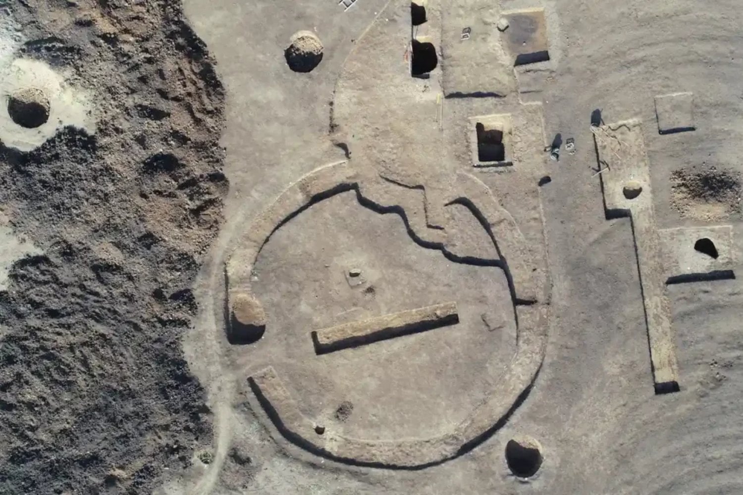 Arqueólogos excavaban una mina de carbón en Hungría cuando apareció un gigantesco círculo de la Edad del Bronce. El hallazgo incluye cientos de tumbas, joyas de oro y una estructura que nadie consigue explicar