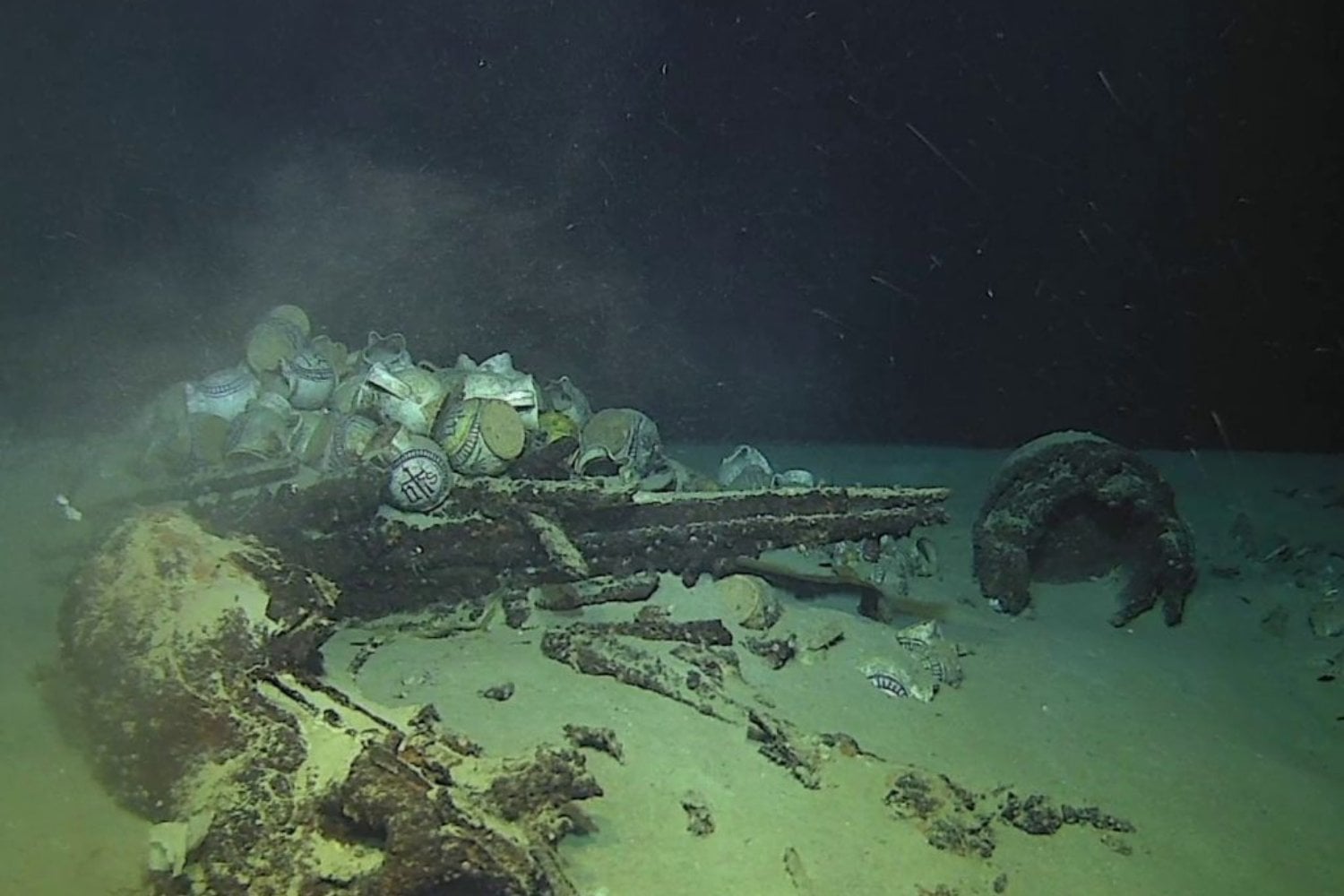 Francia acaba de encontrar a 2.500 metros de profundidad un barco desaparecido hace casi 500 años. Su cargamento sigue intacto y los arqueólogos lo describen como una cápsula del tiempo del Mediterráneo renacentista