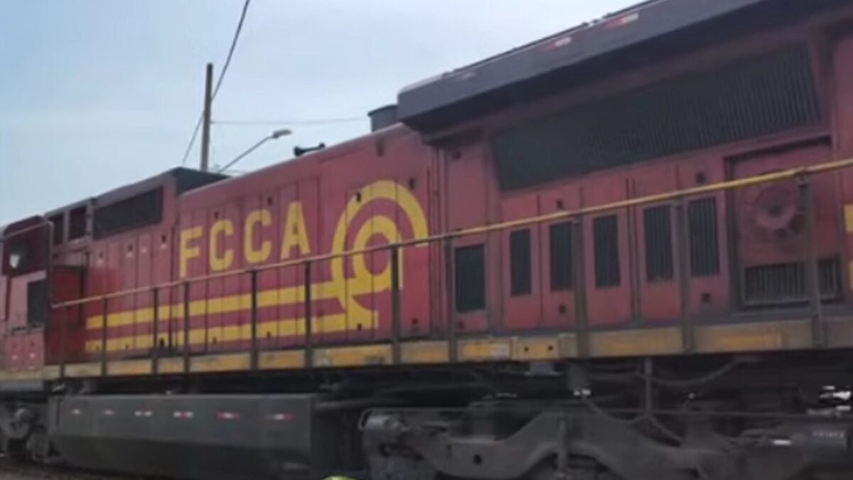 El tren que atraviesa 69 túneles y escala los Andes hasta una de las estaciones más altas del planeta
