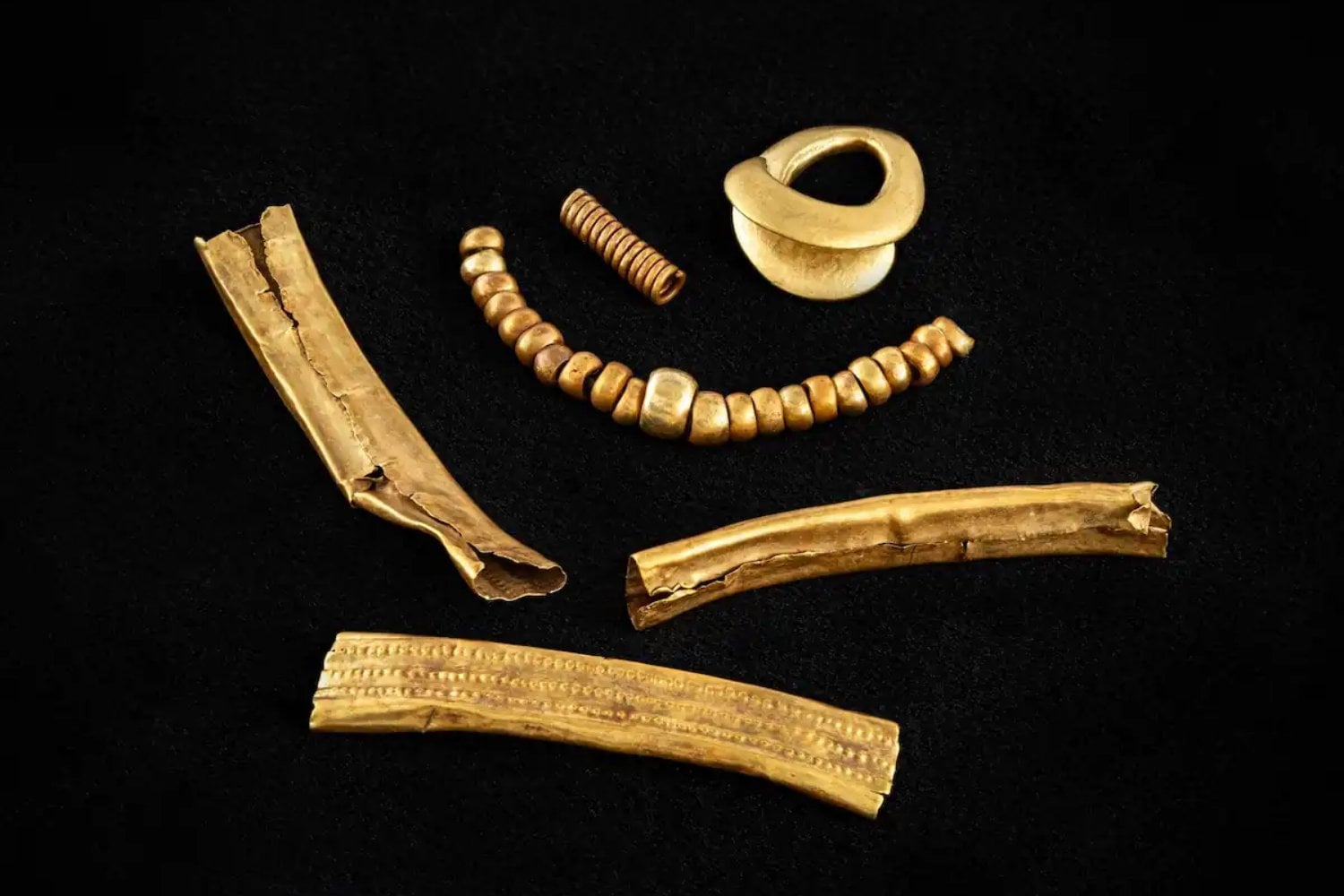 Arqueólogos excavaban una mina de carbón en Hungría cuando apareció un gigantesco círculo de la Edad del Bronce. El hallazgo incluye cientos de tumbas, joyas de oro y una estructura que nadie consigue explicar