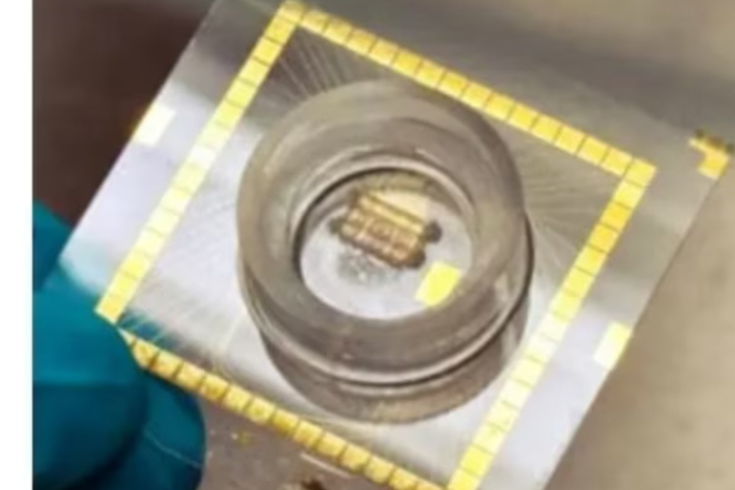 Científicos lograron fusionar 70.000 neuronas vivas con componentes electrónicos flexibles. El resultado es un chip cerebral híbrido que podría transformar el futuro de la inteligencia artificial y la computación
