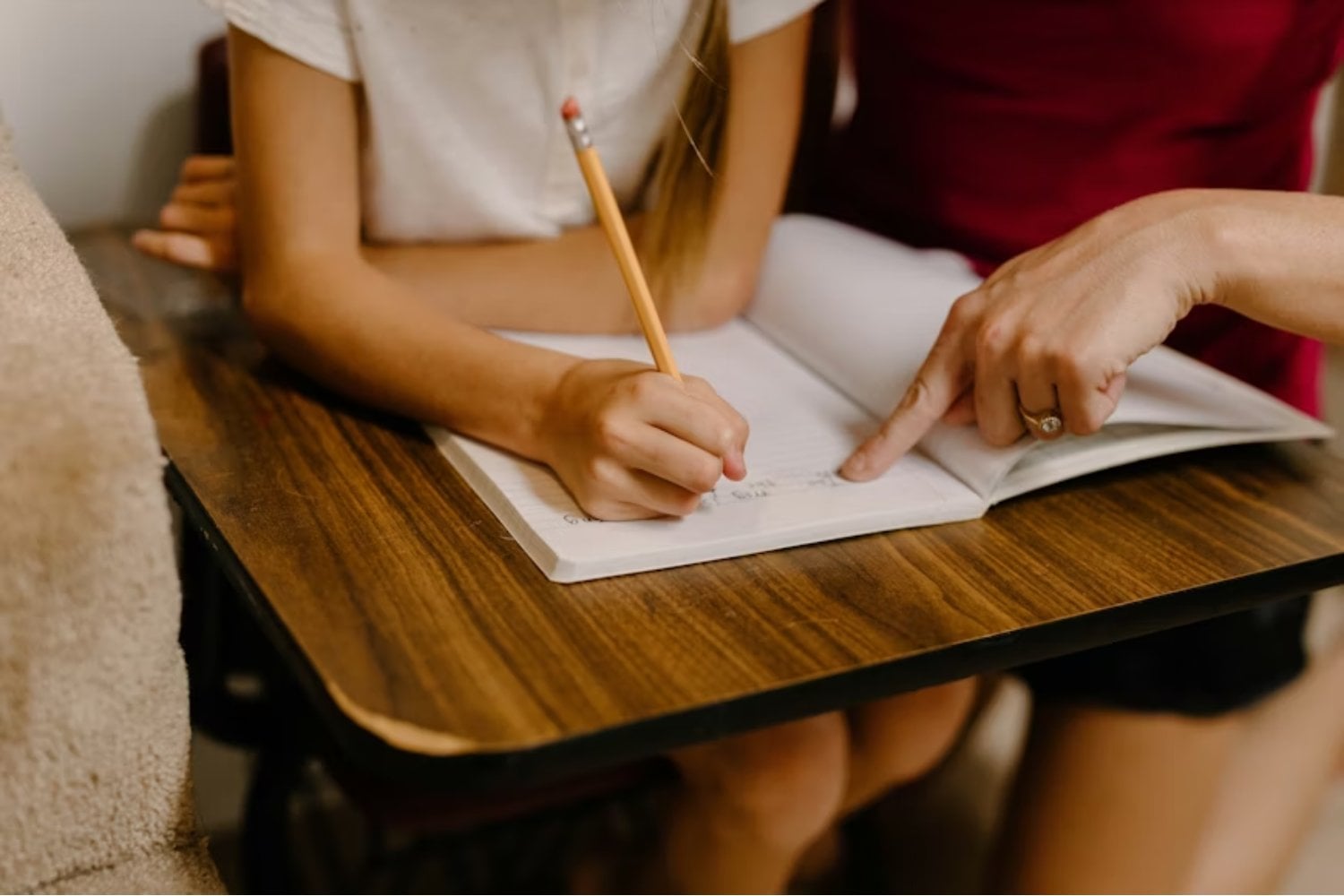 Cuanto más digital se vuelve la educación, más evidente resulta una conclusión incómoda. Leer textos complejos y escribir a mano siguen siendo las únicas prácticas que garantizan un aprendizaje profundo y duradero