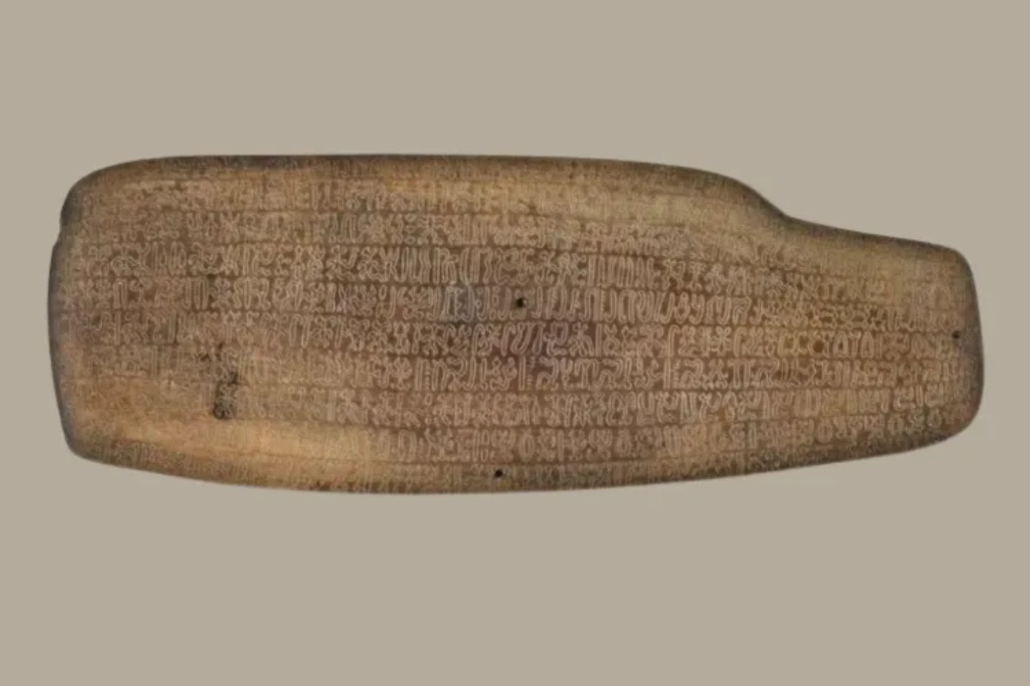 Un estudio de radiocarbono acaba de reabrir uno de los mayores misterios arqueológicos del planeta. La escritura Rongorongo de la Isla de Pascua podría ser más antigua que la llegada de los europeos