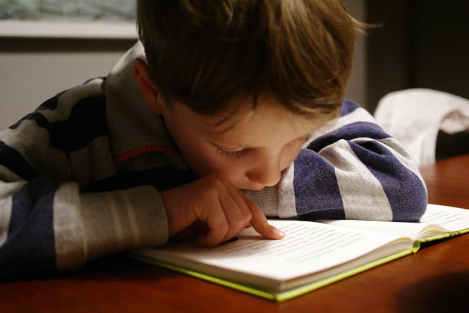 Cuanto más digital se vuelve la educación, más evidente resulta una conclusión incómoda. Leer textos complejos y escribir a mano siguen siendo las únicas prácticas que garantizan un aprendizaje profundo y duradero