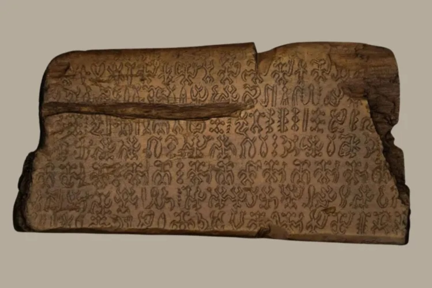 Un estudio de radiocarbono acaba de reabrir uno de los mayores misterios arqueológicos del planeta. La escritura Rongorongo de la Isla de Pascua podría ser más antigua que la llegada de los europeos