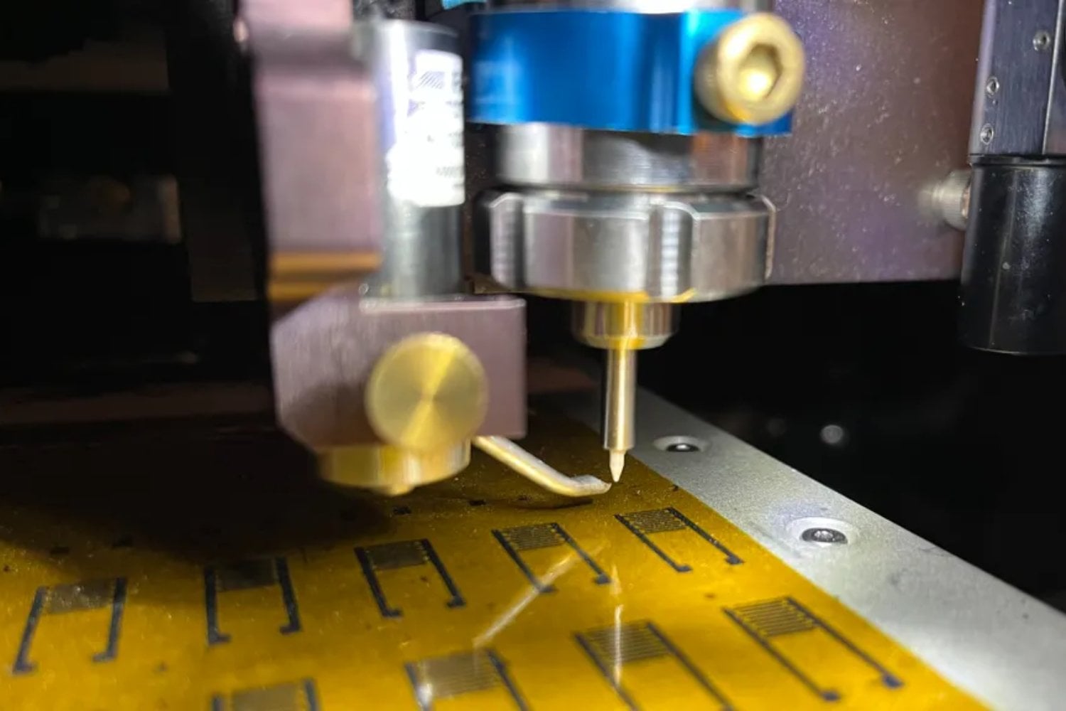 Científicos lograron fusionar 70.000 neuronas vivas con componentes electrónicos flexibles. El resultado es un chip cerebral híbrido que podría transformar el futuro de la inteligencia artificial y la computación