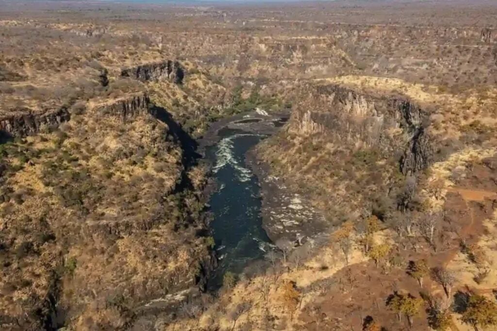 Científicos detectan fluidos del manto emergiendo bajo Zambia a través de una gigantesca fractura geológica. El hallazgo sugiere que la corteza africana ya empezó a romperse y una nueva placa tectónica podría estar formándose bajo el sur de África