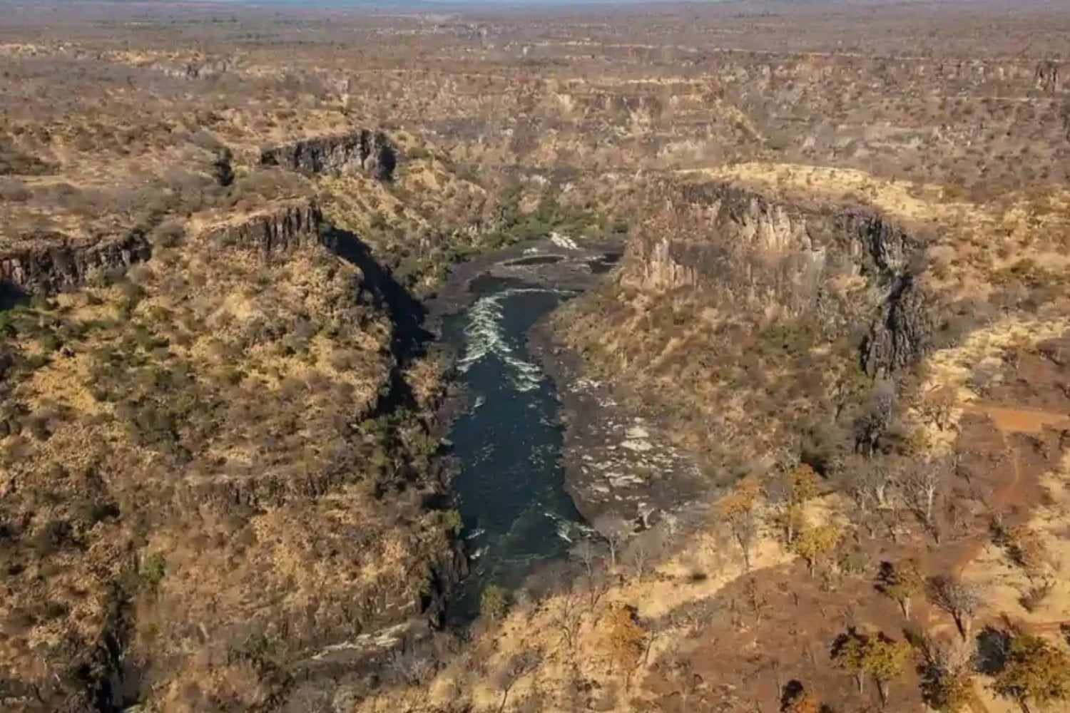 Científicos detectan fluidos del manto emergiendo bajo Zambia a través de una gigantesca fractura geológica. El hallazgo sugiere que la corteza africana ya empezó a romperse y una nueva placa tectónica podría estar formándose bajo el sur de África