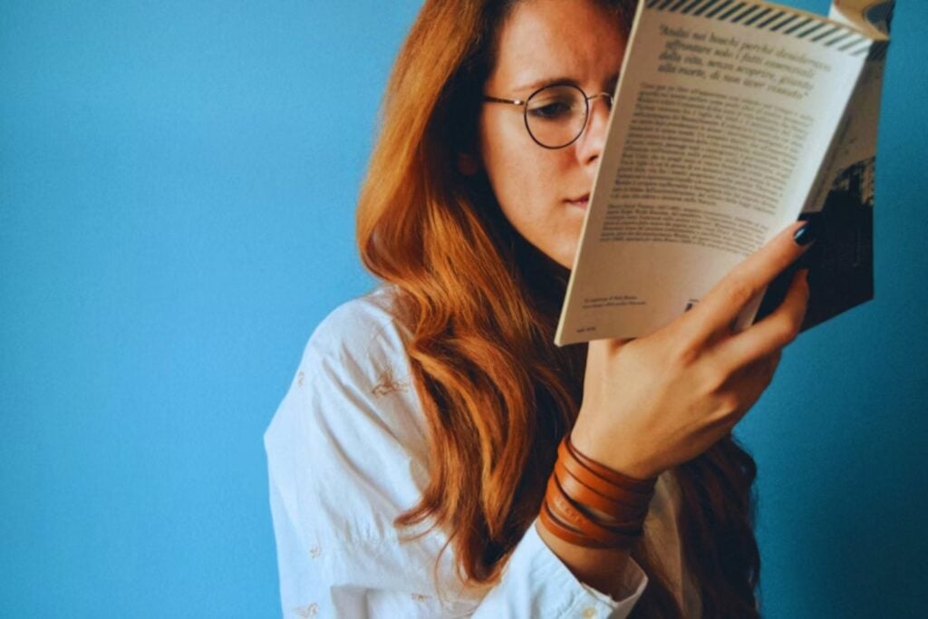 Cuanto más digital se vuelve la educación, más evidente resulta una conclusión incómoda. Leer textos complejos y escribir a mano siguen siendo las únicas prácticas que garantizan un aprendizaje profundo y duradero