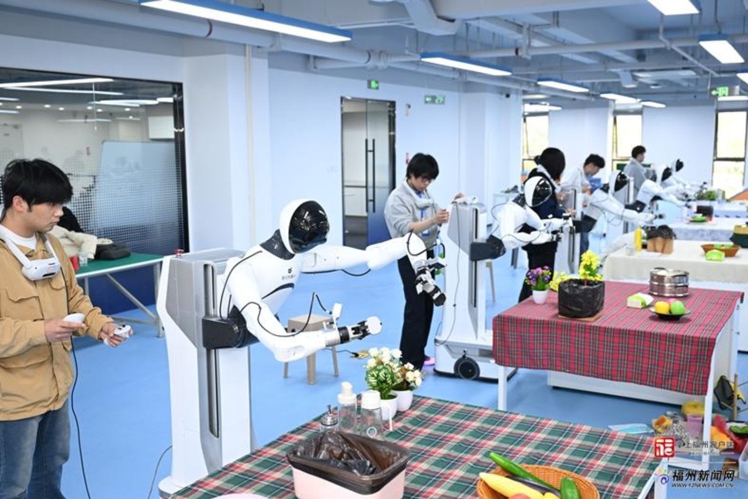 China ya está construyendo algo parecido a escuelas para robots humanoides. Allí no aprenden matemáticas ni lenguaje, sino cómo moverse, limpiar mesas, agarrar objetos y trabajar en el mundo real