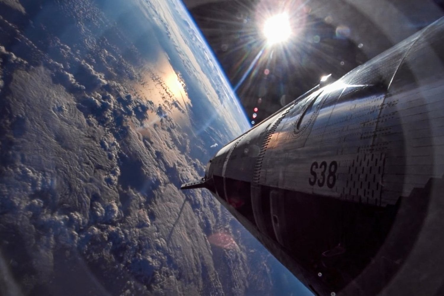 Anthropic llevaba semanas enfadando a los usuarios más intensivos de Claude por sus límites de uso. Ahora acaba de buscar una solución gigantesca en la infraestructura de IA de SpaceXAI