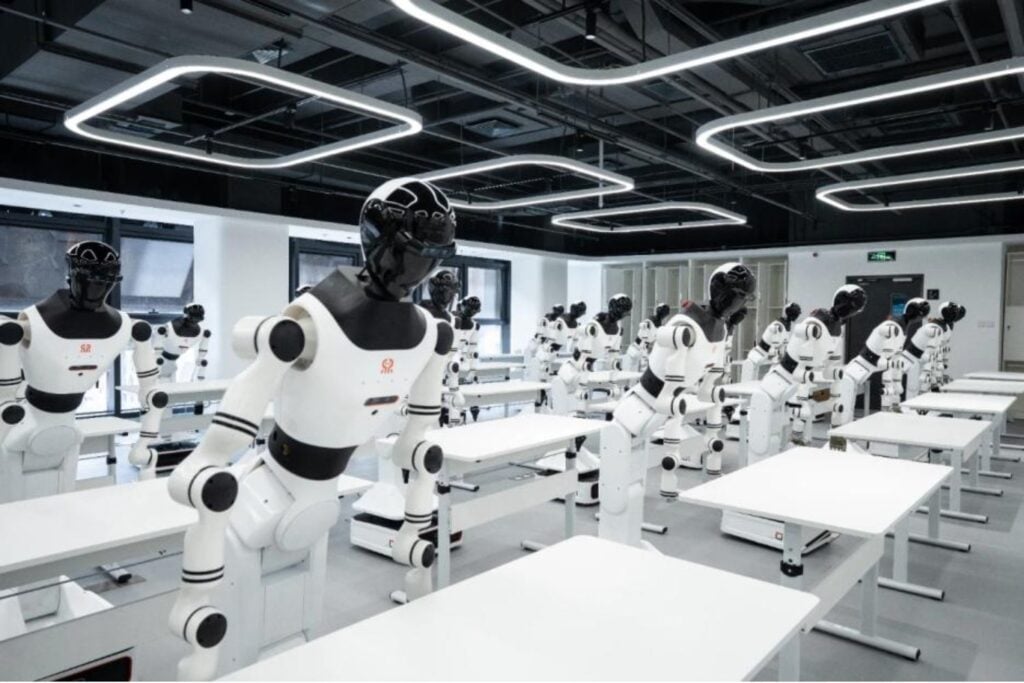 China ya está construyendo algo parecido a escuelas para robots humanoides. Allí no aprenden matemáticas ni lenguaje, sino cómo moverse, limpiar mesas, agarrar objetos y trabajar en el mundo real