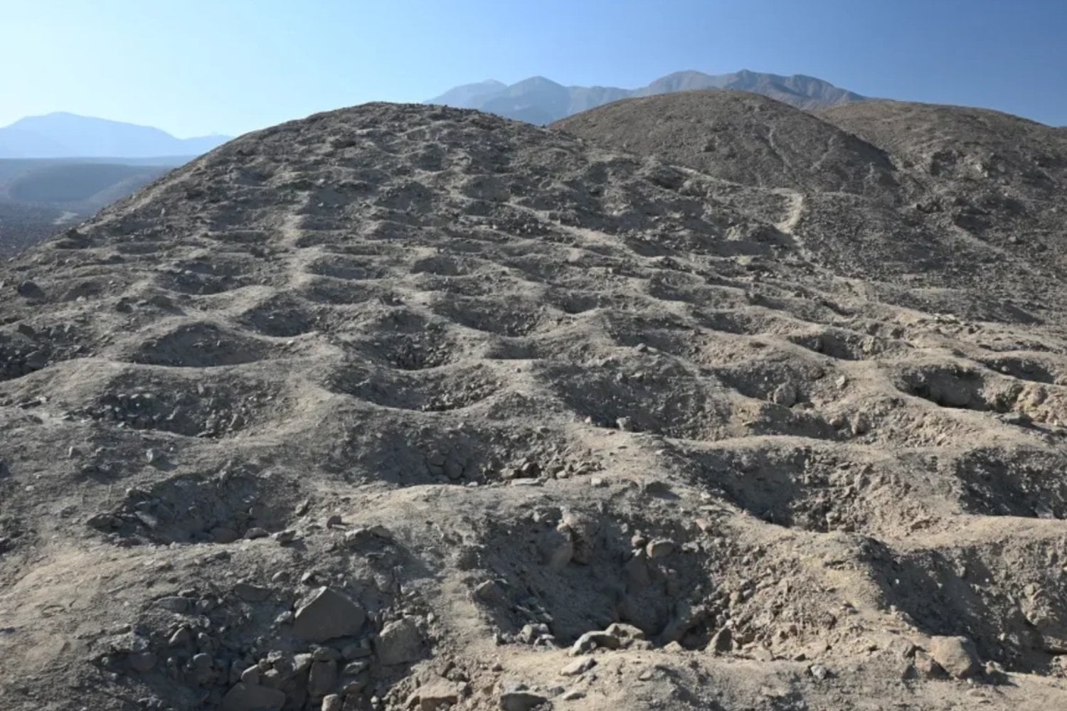 Durante más de 100 años nadie pudo explicar por qué existían más de 5.000 agujeros excavados en una montaña de Perú. Ahora los arqueólogos creen haber descubierto que funcionaban como un antiguo sistema de comercio y contabilidad