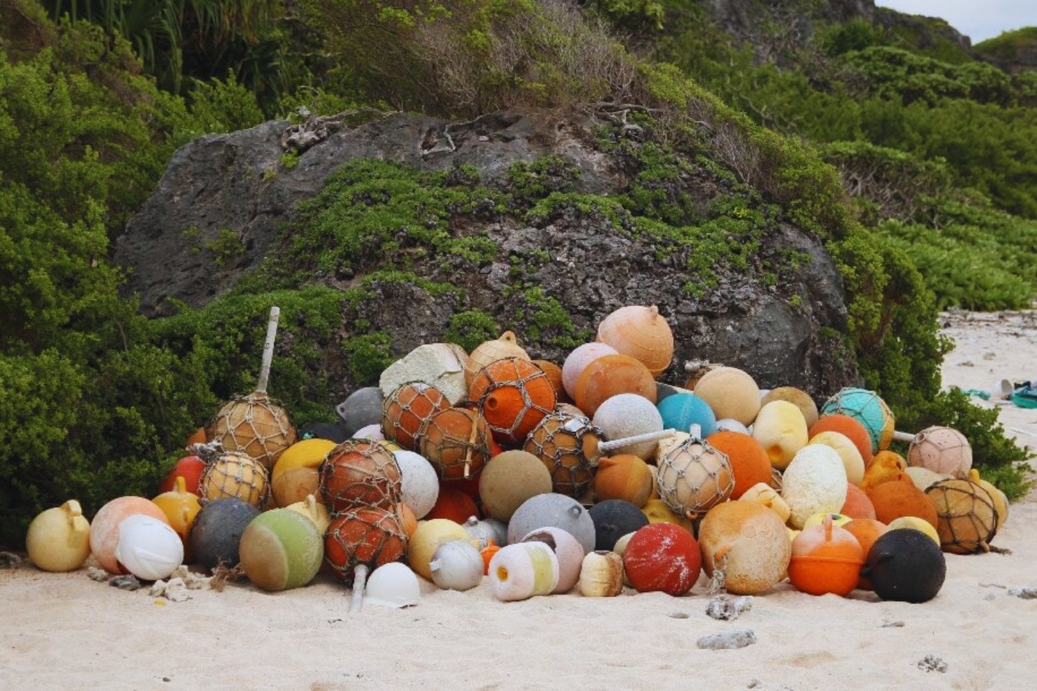 Henderson Island está a miles de kilómetros de cualquier gran ciudad y no tiene habitantes permanentes. Aun así, terminó convertida en uno de los lugares con más basura plástica del planeta