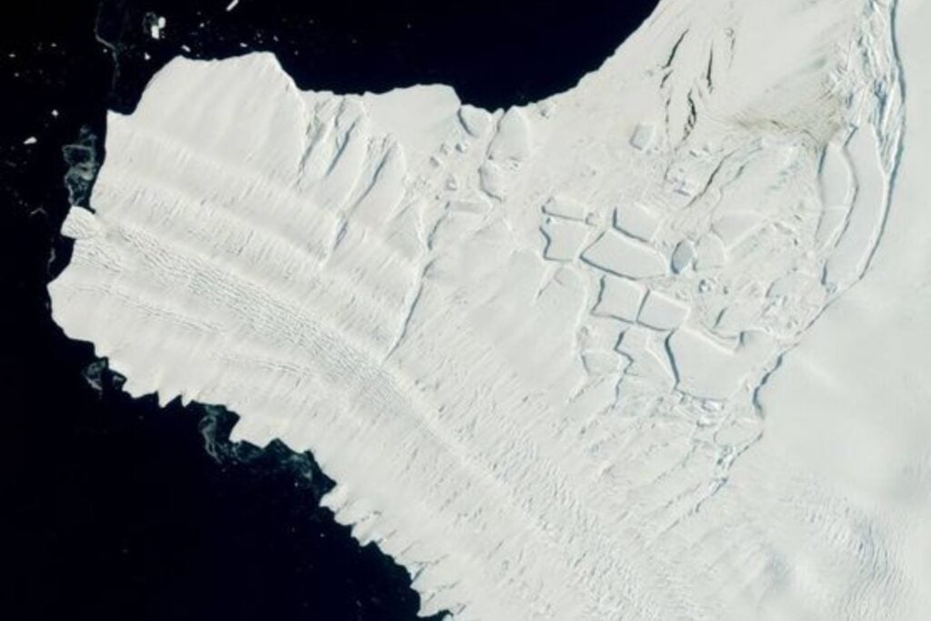 La ESA acaba de descubrir 85 estructuras ocultas y activas bajo kilómetros de hielo en la Antártida. El hallazgo revela que el continente es mucho más dinámico de lo que imaginábamos