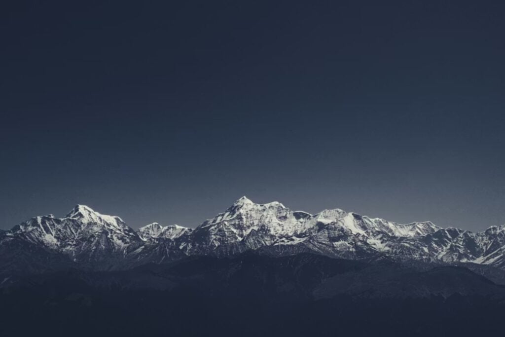 El Himalaya está cambiando de color mucho más rápido de lo esperado. Los científicos advierten que el avance de árboles y vegetación hacia zonas cubiertas históricamente por nieve podría alterar el suministro de agua de gran parte de Asia
