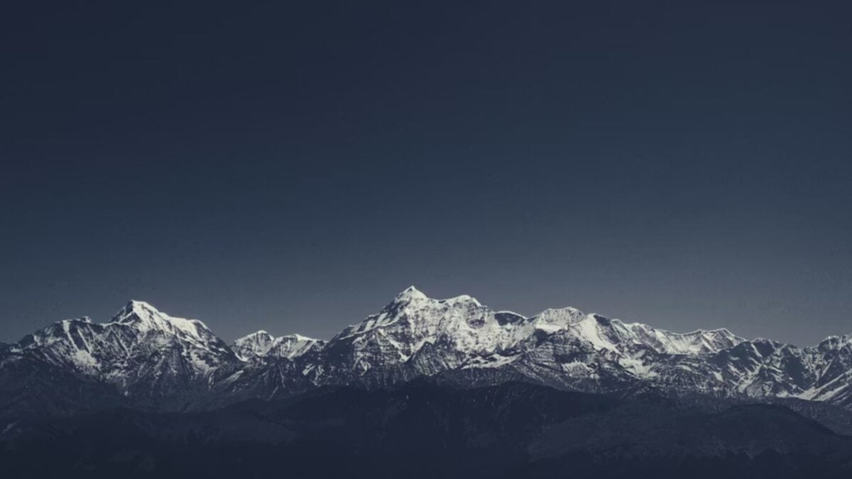 El Himalaya está cambiando de color mucho más rápido de lo esperado. Los científicos advierten que el avance de árboles y vegetación hacia zonas cubiertas históricamente por nieve podría alterar el suministro de agua de gran parte de Asia