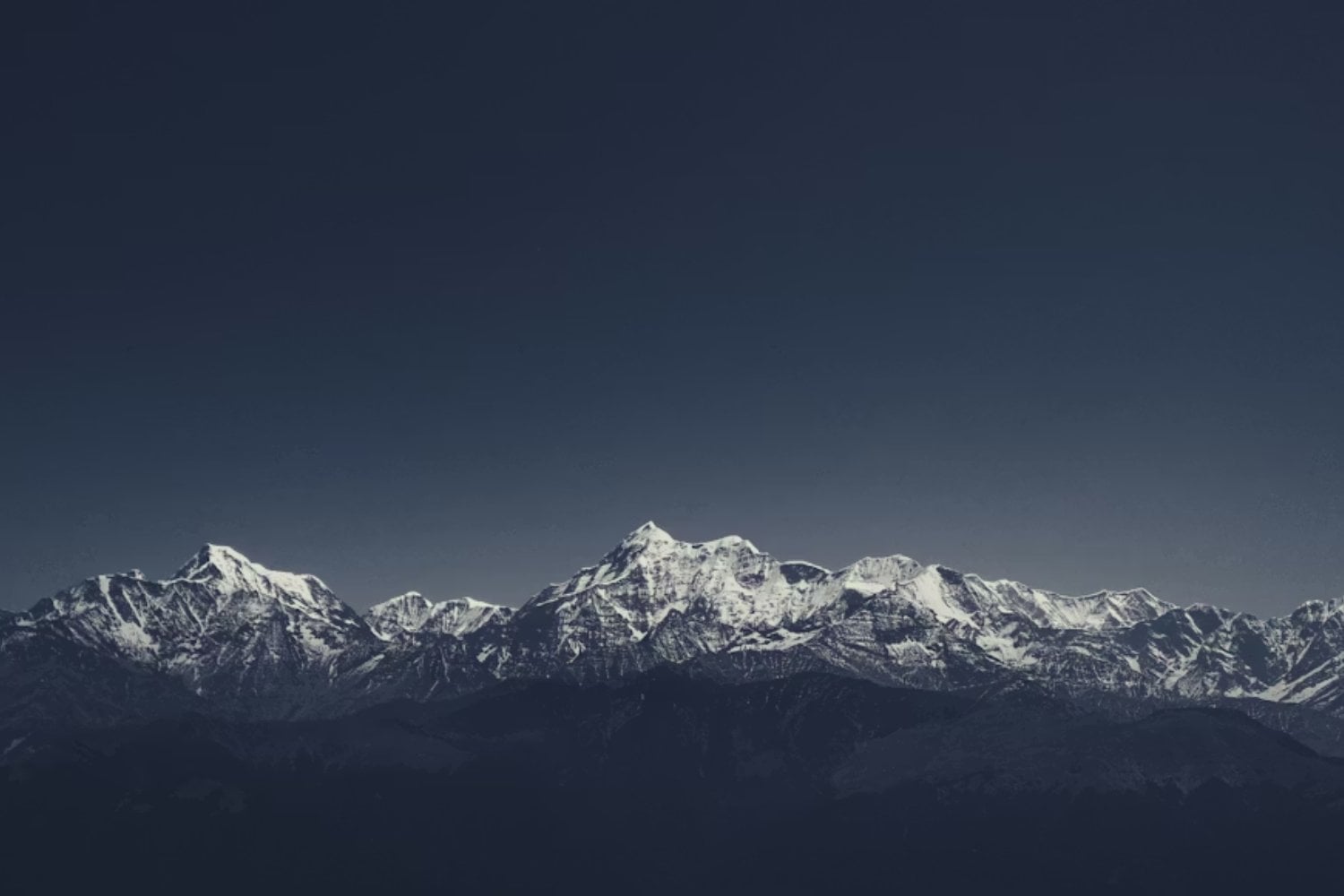 El Himalaya está cambiando de color mucho más rápido de lo esperado. Los científicos advierten que el avance de árboles y vegetación hacia zonas cubiertas históricamente por nieve podría alterar el suministro de agua de gran parte de Asia