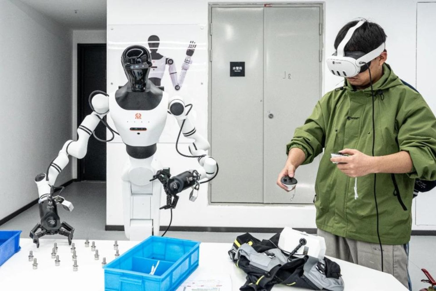 China ya está construyendo algo parecido a escuelas para robots humanoides. Allí no aprenden matemáticas ni lenguaje, sino cómo moverse, limpiar mesas, agarrar objetos y trabajar en el mundo real