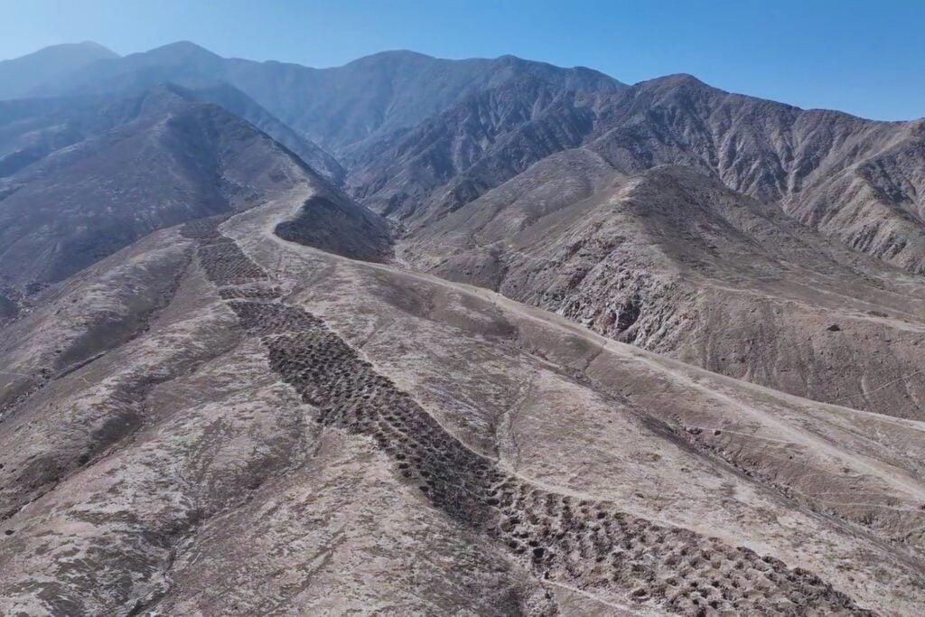 Durante más de 100 años nadie pudo explicar por qué existían más de 5.000 agujeros excavados en una montaña de Perú. Ahora los arqueólogos creen haber descubierto que funcionaban como un antiguo sistema de comercio y contabilidad