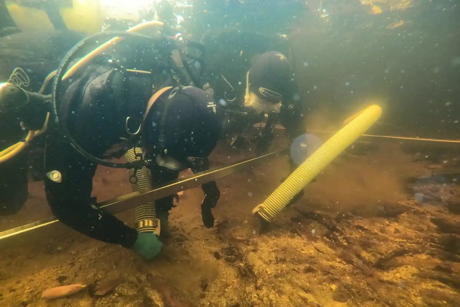 Arqueólogos excavaron una pequeña isla artificial en un lago de Escocia y encontraron bajo las piedras una gigantesca estructura de madera construida hace más de 5.000 años, siglos antes que Stonehenge