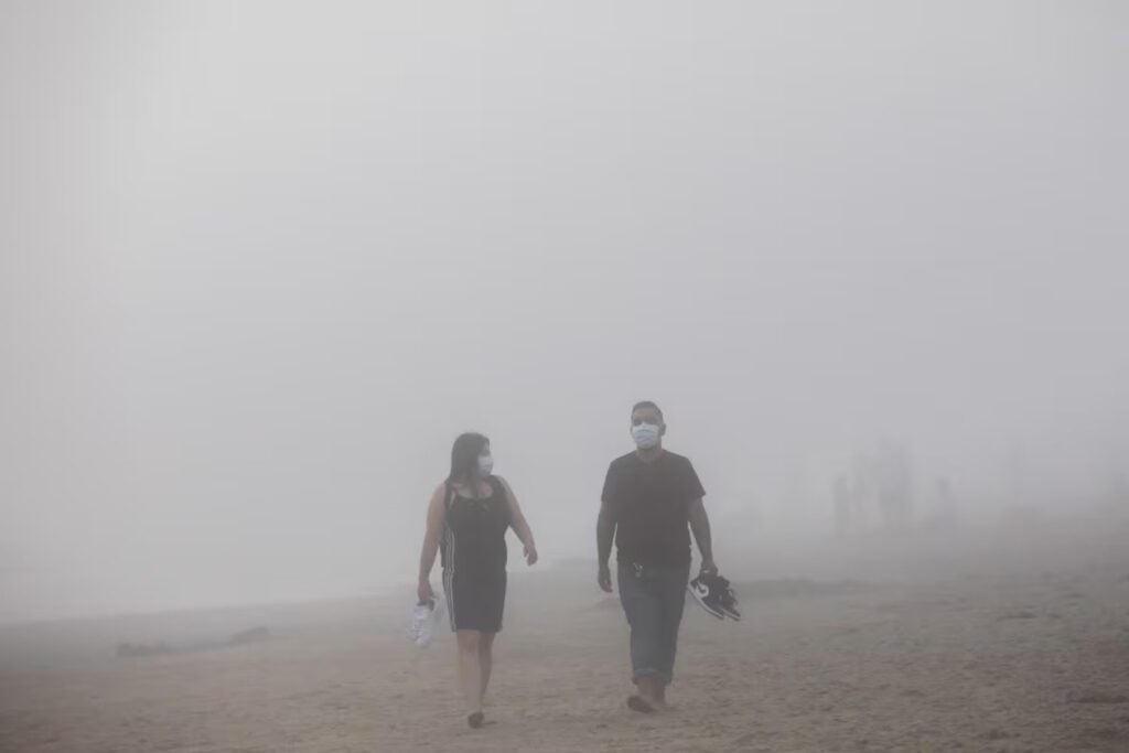 Miles de personas en California recibieron recomendaciones de cerrar puertas y ventanas por la mala calidad del aire. Los fuertes vientos están levantando enormes cantidades de polvo en zonas desérticas del estado