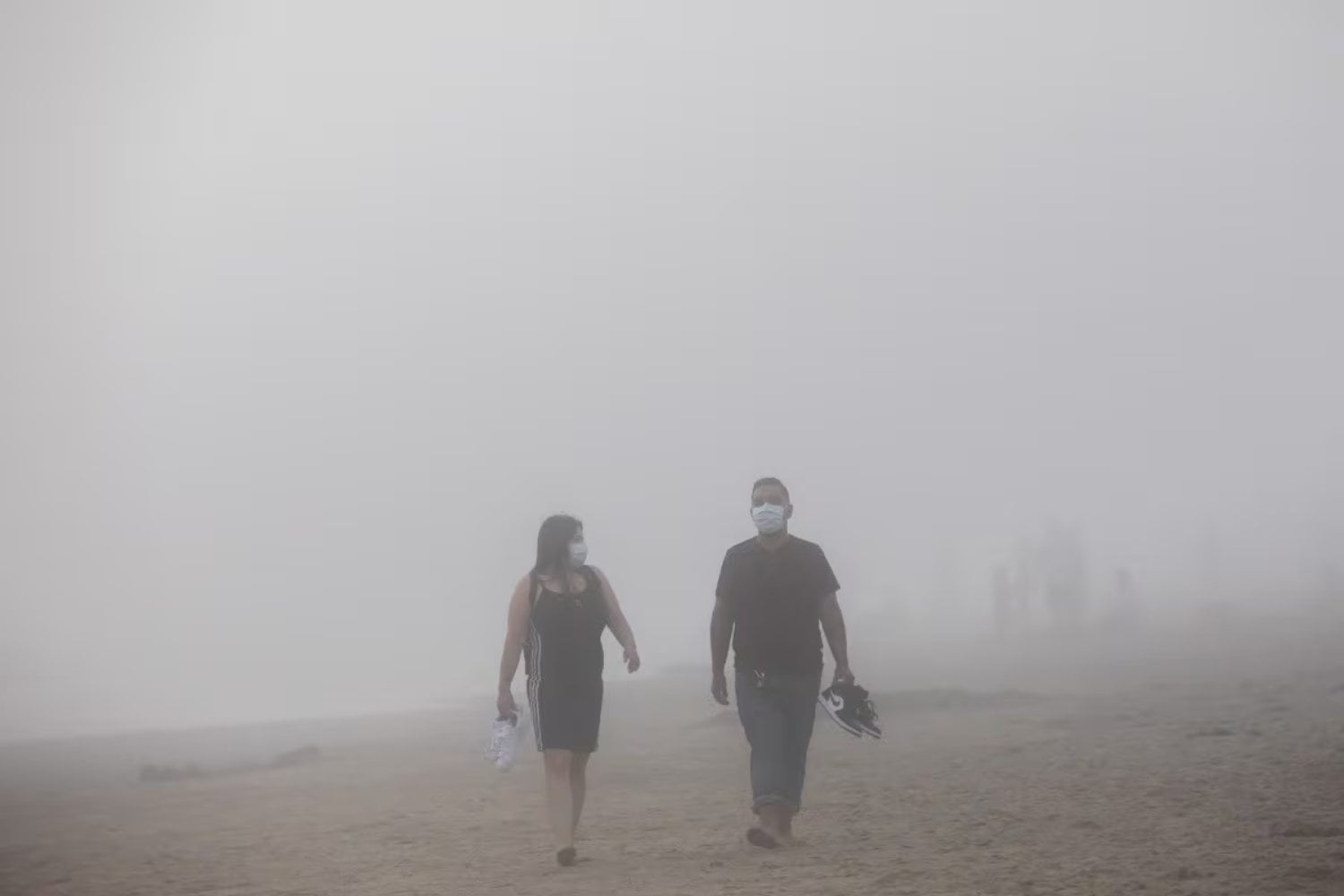 Miles de personas en California recibieron recomendaciones de cerrar puertas y ventanas por la mala calidad del aire. Los fuertes vientos están levantando enormes cantidades de polvo en zonas desérticas del estado