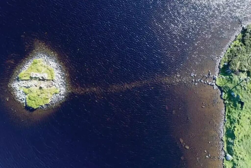 Arqueólogos excavaron una pequeña isla artificial en un lago de Escocia y encontraron bajo las piedras una gigantesca estructura de madera construida hace más de 5.000 años, siglos antes que Stonehenge