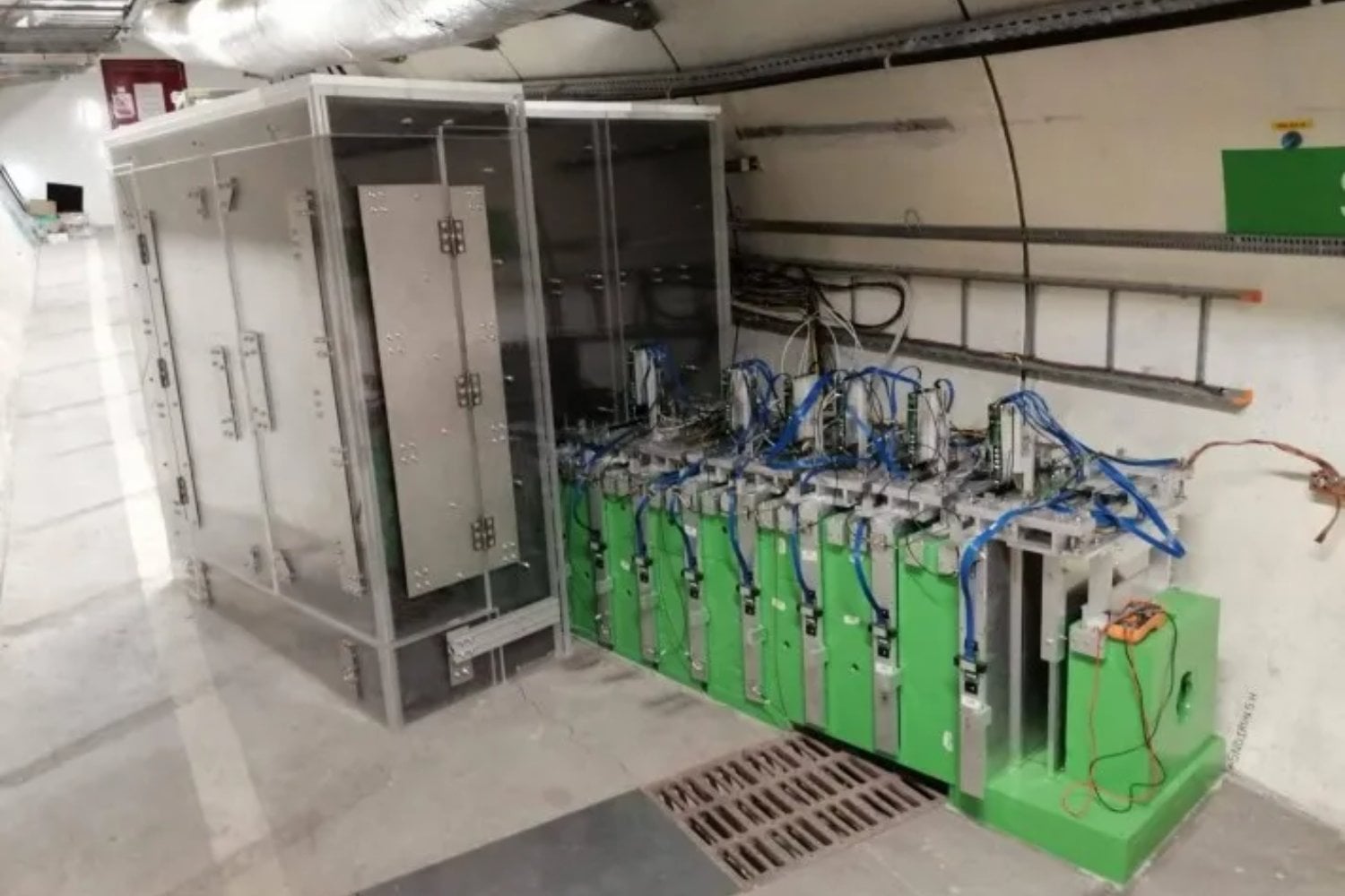 Un investigador chileno creó una tecnología capaz de proteger detectores del CERN de partículas invisibles. El sistema permite estudiar neutrinos dentro del mayor experimento científico del planeta
