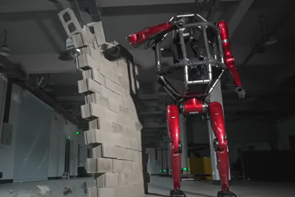 China acaba de presentar un robot mecha tripulado que parece salido de Transformers. Puede caminar sobre dos patas, transformarse en cuadrúpedo y derribar muros mientras transporta a un piloto