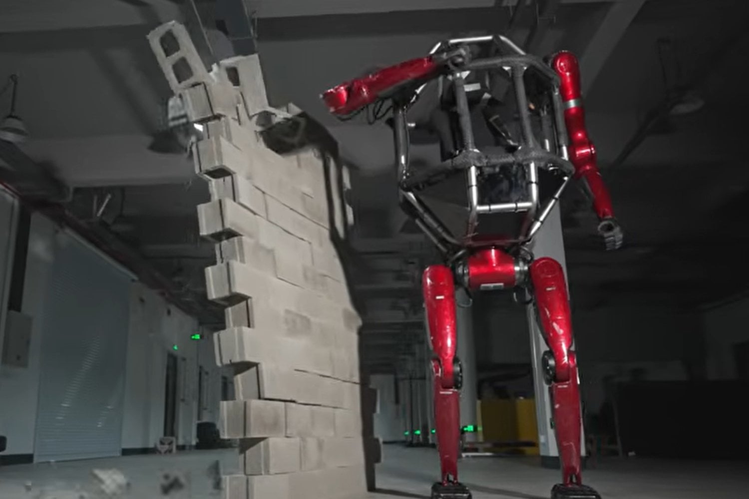 China acaba de presentar un robot mecha tripulado que parece salido de Transformers. Puede caminar sobre dos patas, transformarse en cuadrúpedo y derribar muros mientras transporta a un piloto