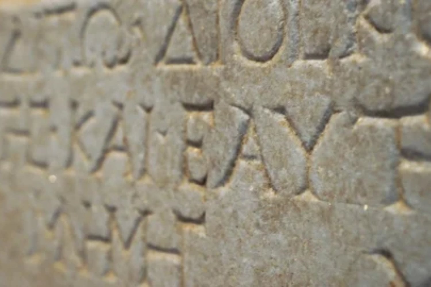 Una investigadora desafía una de las teorías más aceptadas de la historia antigua. El alfabeto griego podría haber existido mucho antes de lo que creíamos y cambiar nuestra visión de la “Edad Oscura”