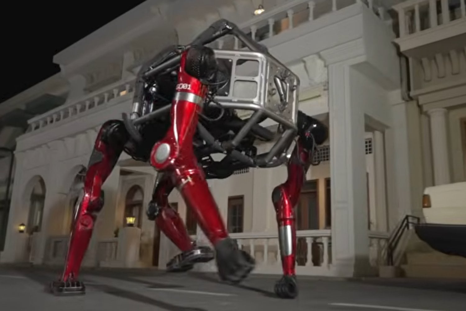 China acaba de presentar un robot mecha tripulado que parece salido de Transformers. Puede caminar sobre dos patas, transformarse en cuadrúpedo y derribar muros mientras transporta a un piloto