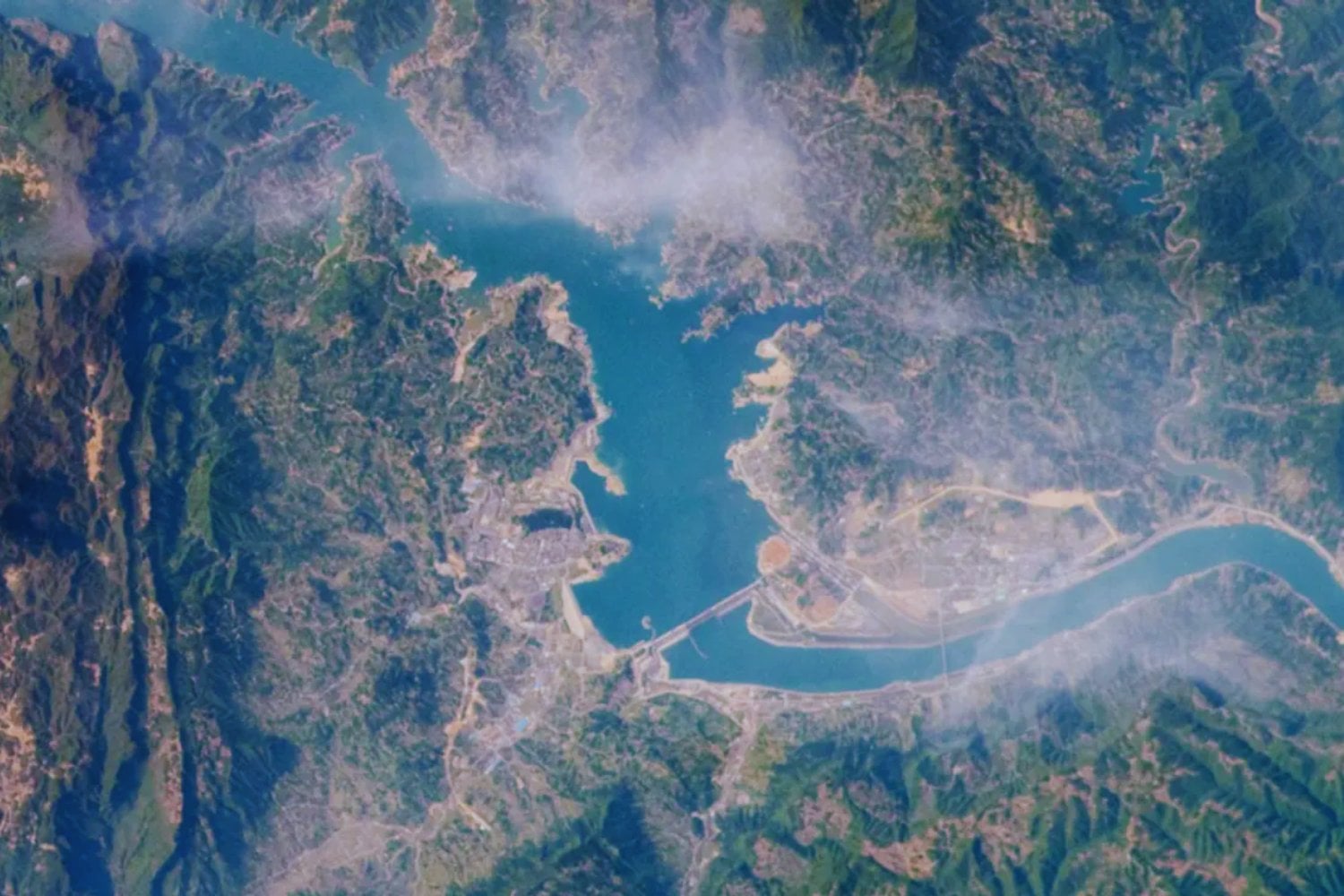 La NASA calculó que el llenado de la gigantesca Presa de las Tres Gargantas en China puede ralentizar ligeramente la rotación de la Tierra. El efecto es mínimo, pero revela hasta qué punto la actividad humana ya altera el planeta
