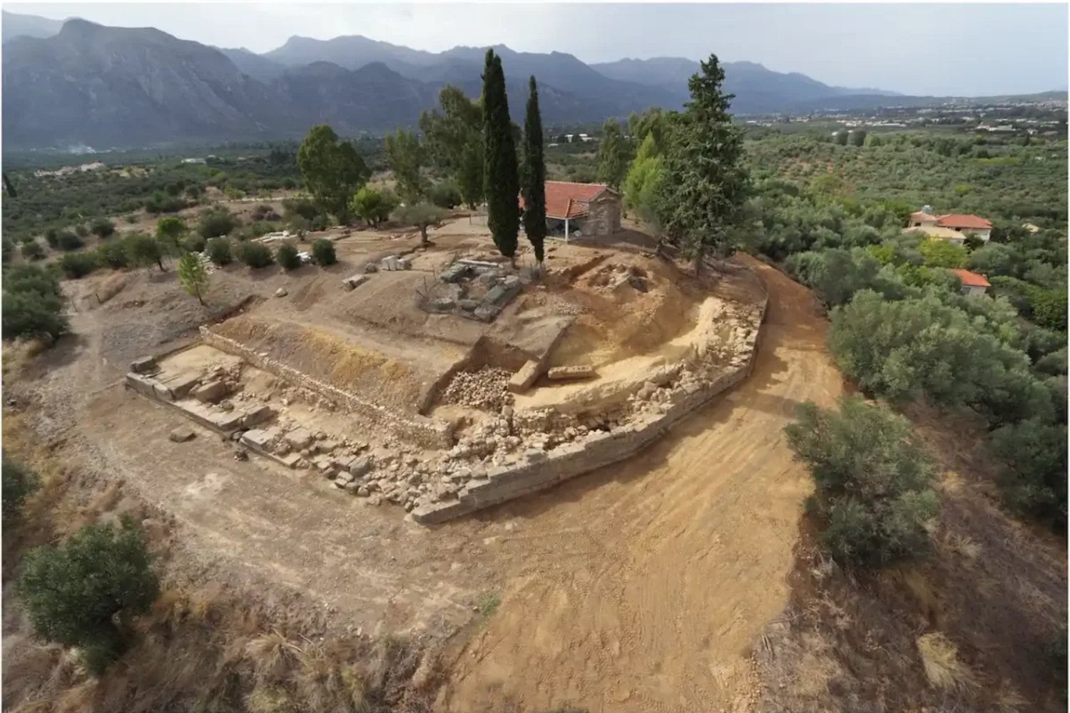 La historia tradicional sobre Esparta acaba de complicarse muchísimo. Un palacio micénico y un antiguo santuario sugieren que los espartanos no fundaron solos Laconia sino que terminaron integrándose en una comunidad mucho más antigua