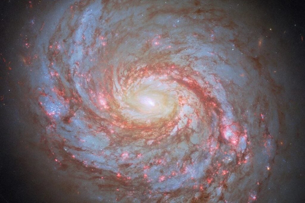 Los agujeros negros podrían estar llenando el universo de un zumbido gravitatorio constante desde hace miles de millones de años. Y los científicos creen que ese “murmullo” puede ayudar a resolver uno de los mayores problemas de la cosmología moderna