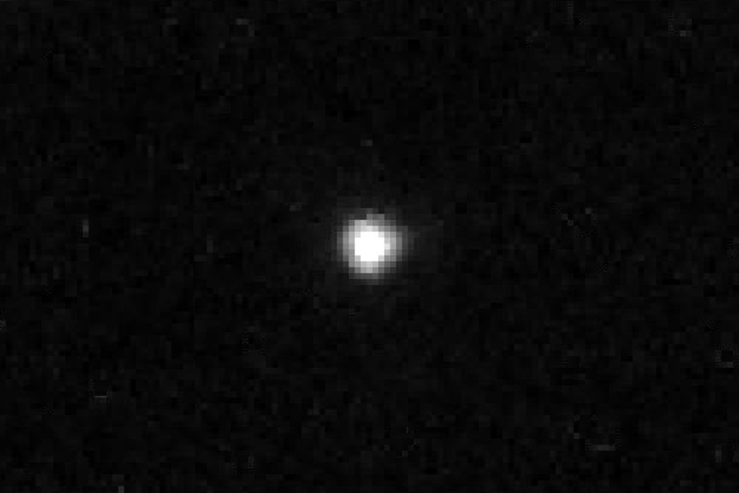 Durante años se pensó que solo los grandes mundos podían retener atmósfera en los confines del sistema solar. Un planeta enano mucho más pequeño acaba de romper esa regla