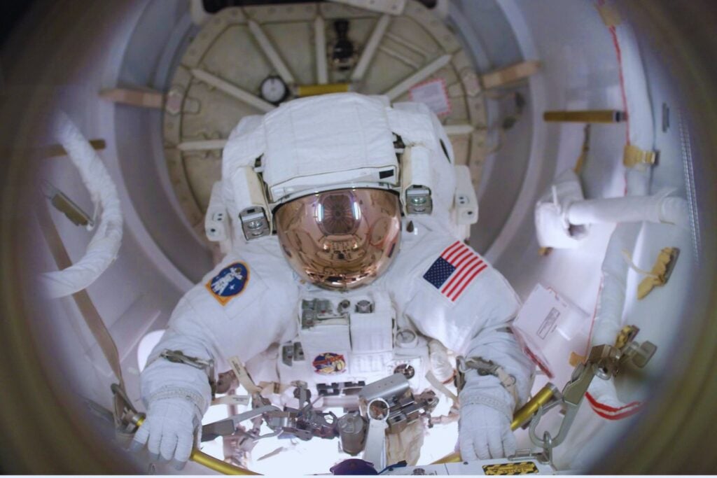 Una caminata espacial puede convertir un pequeño fallo técnico en una situación mortal en cuestión de segundos. Radiación, vacío y temperaturas extremas siguen siendo algunos de los mayores desafíos de la exploración espacial