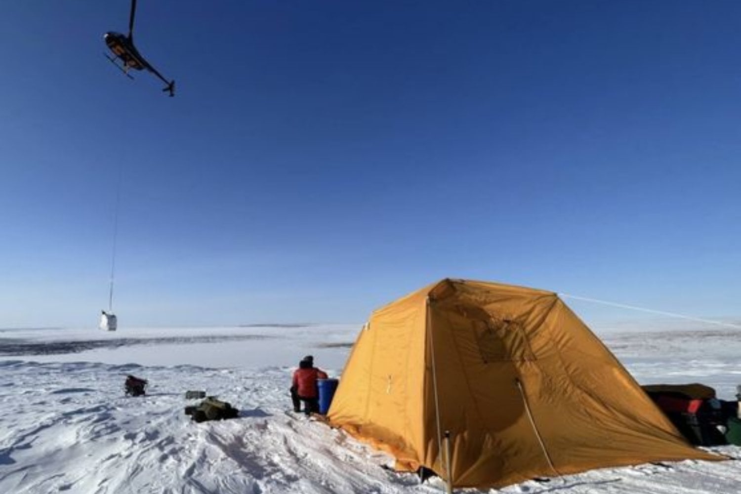 Bajo el hielo de Groenlandia hay algo que no debería estar ahí y cambia cómo entendemos su estabilidad. Este “suelo blando” actúa como lubricante y podría explicar por qué los glaciares se mueven más rápido de lo previsto