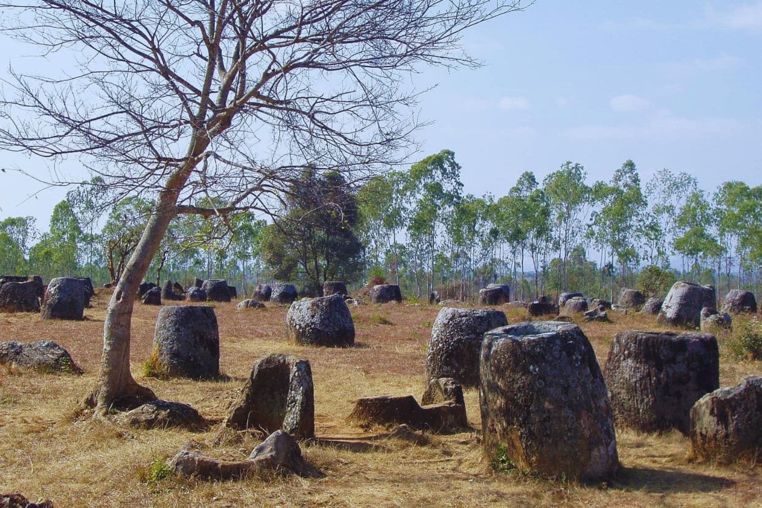 Durante décadas nadie pudo investigar estas misteriosas vasijas gigantes por culpa de las bombas enterradas en Laos. Cuando finalmente abrieron una, apareció un descubrimiento arqueológico extraordinario
