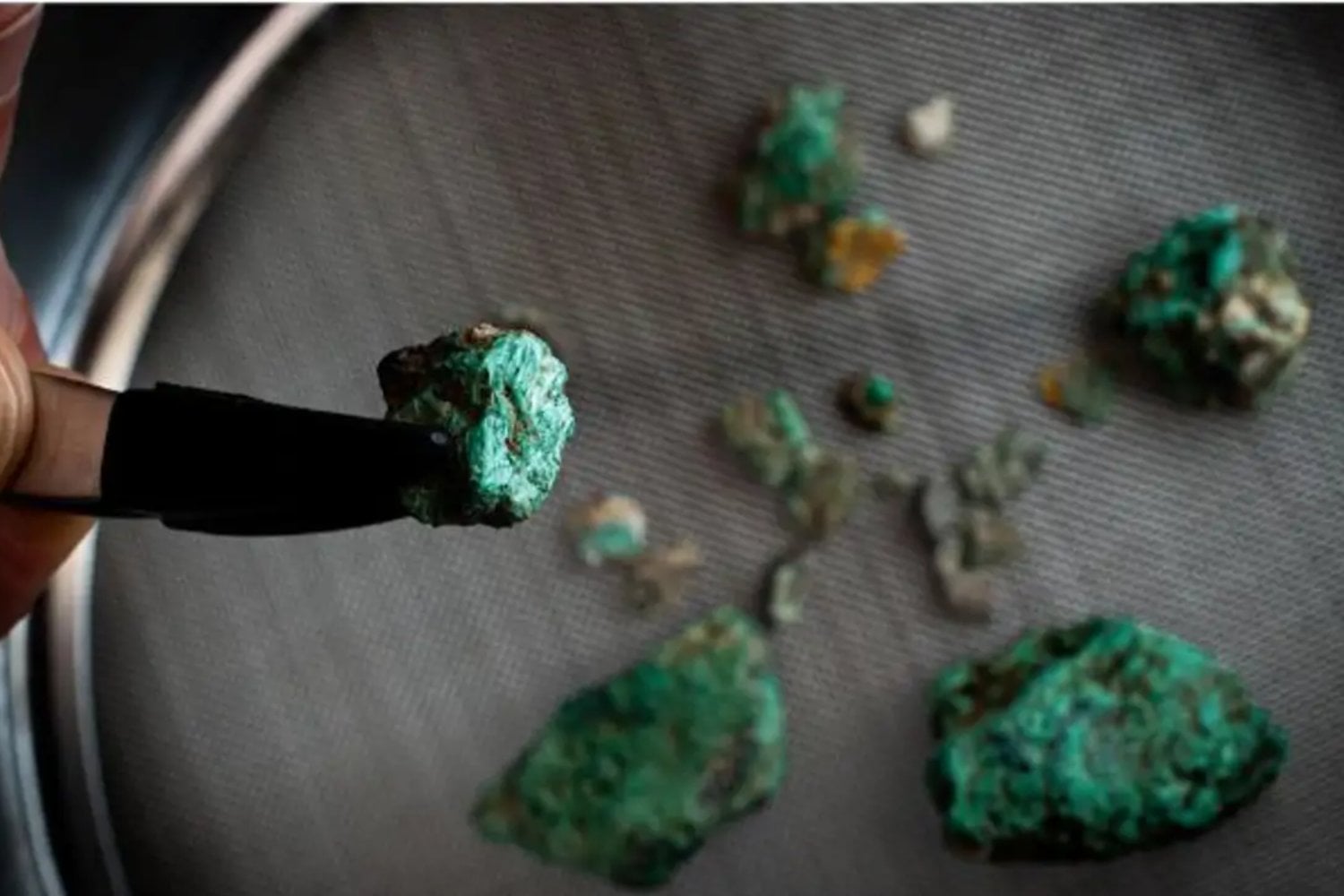 Una misteriosa roca verde apareció en una cueva perdida de los Pirineos. El hallazgo cambia lo que sabíamos sobre los primeros metalúrgicos de Europa