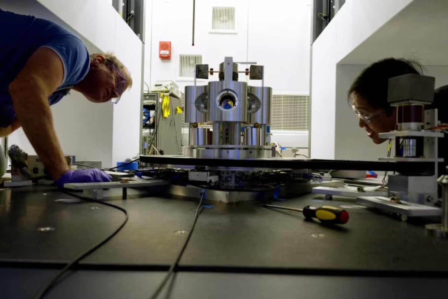 Científicos pasaron casi diez años intentando medir con precisión la fuerza que mantiene unido al universo. El resultado terminó profundizando uno de los mayores misterios de la física moderna sobre la gravedad