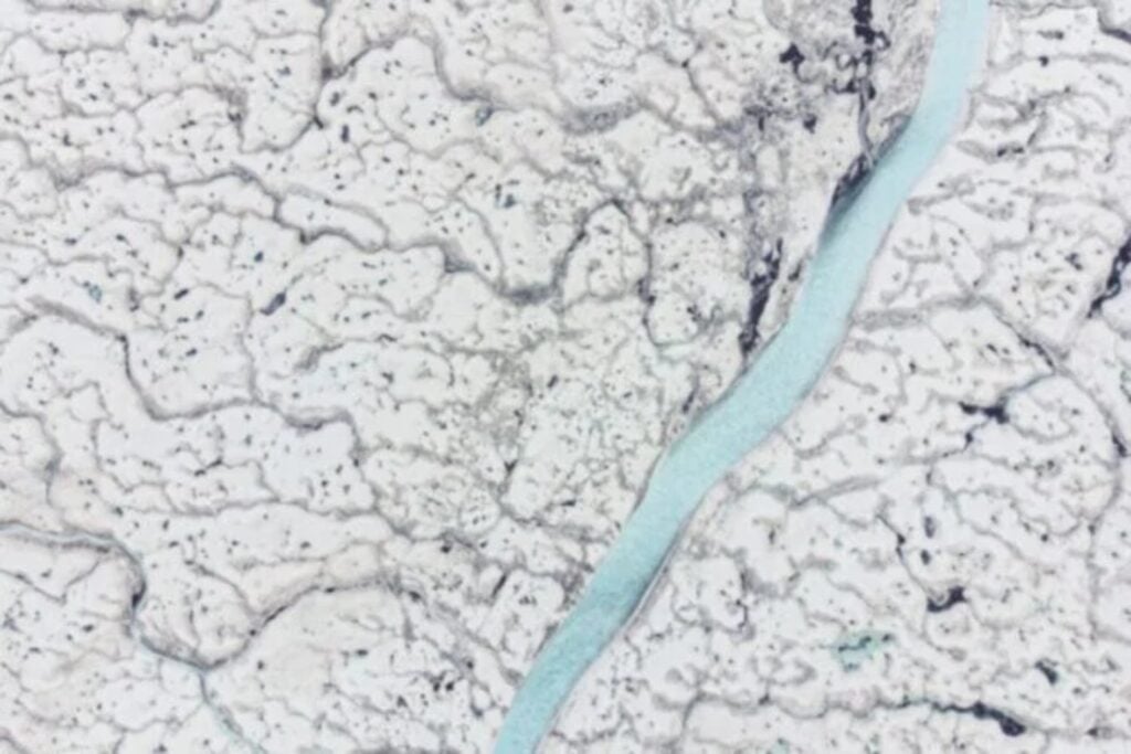Bajo el hielo de Groenlandia hay algo que no debería estar ahí y cambia cómo entendemos su estabilidad. Este “suelo blando” actúa como lubricante y podría explicar por qué los glaciares se mueven más rápido de lo previsto