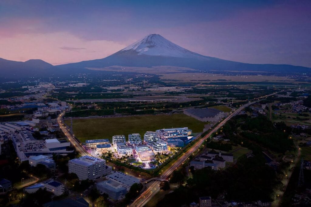 Toyota ya tiene funcionando su ciudad futurista al pie del Monte Fuji. Woven City está llena de inteligencia artificial, sensores y cámaras capaces de seguir a las personas en tiempo real mientras la compañía prueba cómo podrían ser las ciudades del futuro