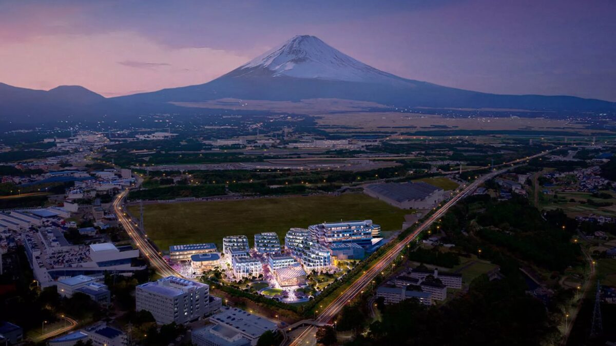Toyota ya tiene funcionando su ciudad futurista al pie del Monte Fuji. Woven City está llena de inteligencia artificial, sensores y cámaras capaces de seguir a las personas en tiempo real mientras la compañía prueba cómo podrían ser las...
